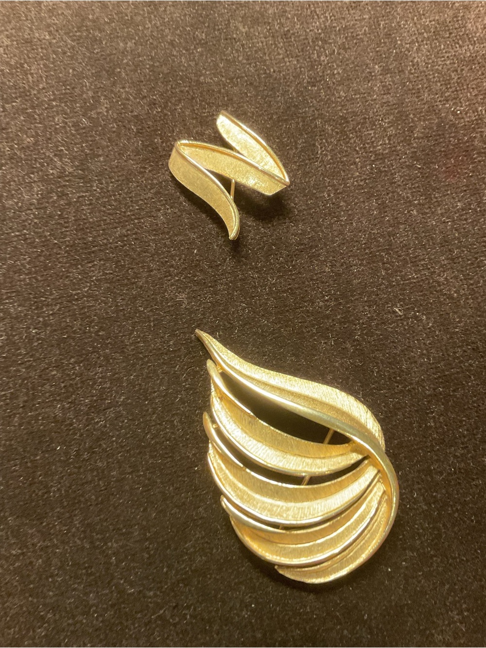Trifari Gold Tone Sculptural Curved Leaf Brooch and Stud Earrings